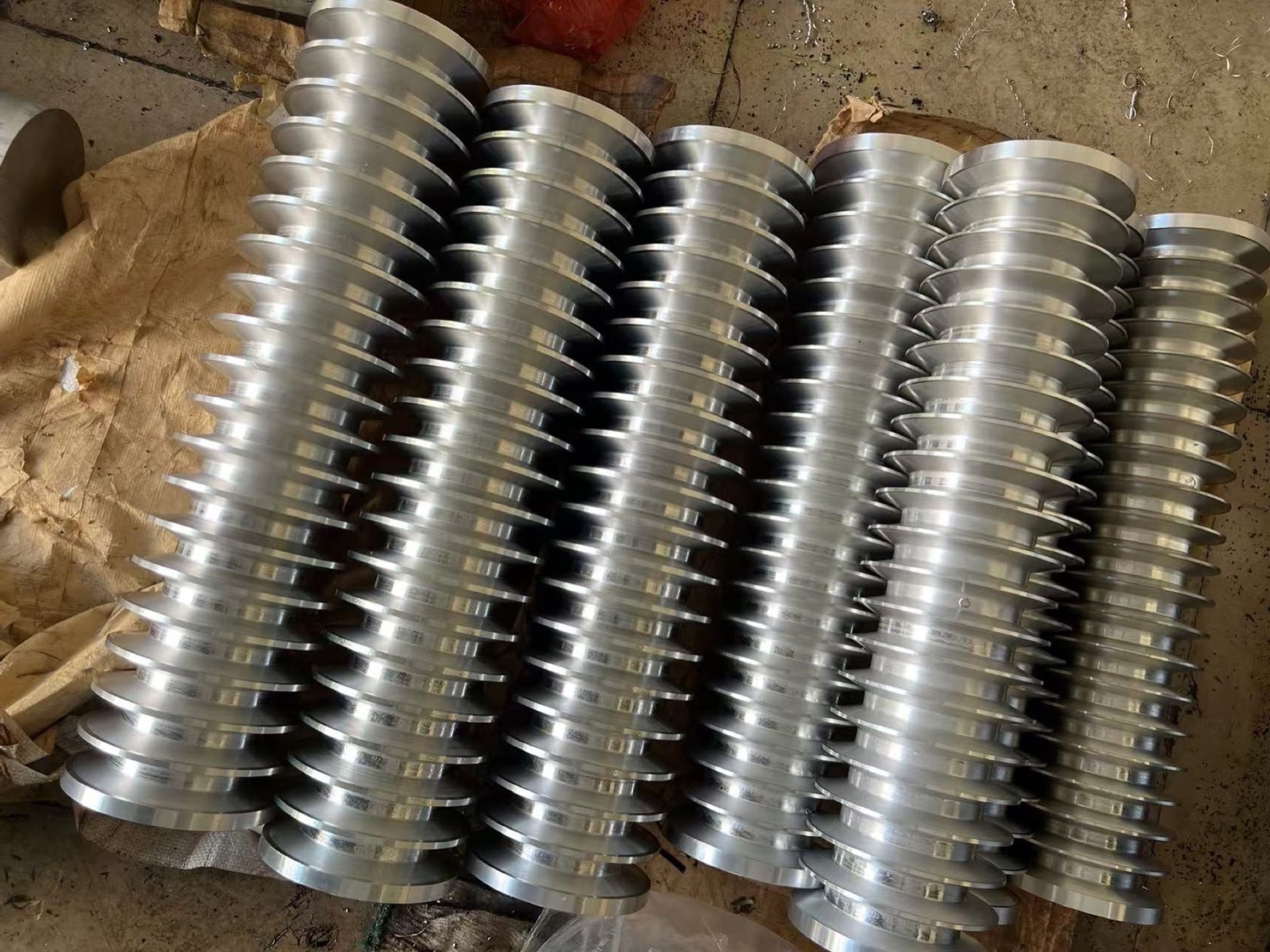 Threaded or ribbed cylindrical metal parts for rotational applications